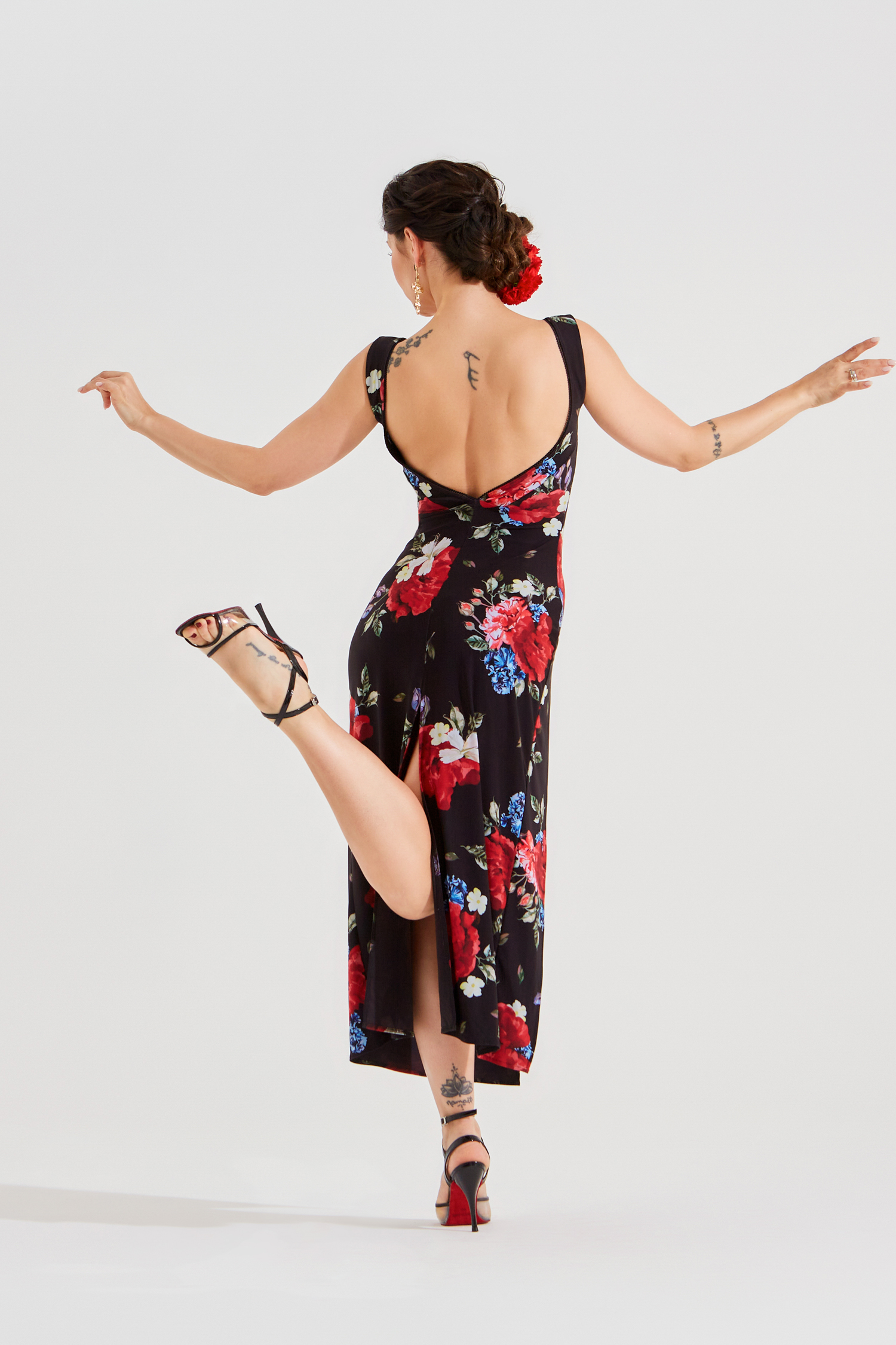 Платье для танго прилегающего силуэта с разрезами (цветочный принт)