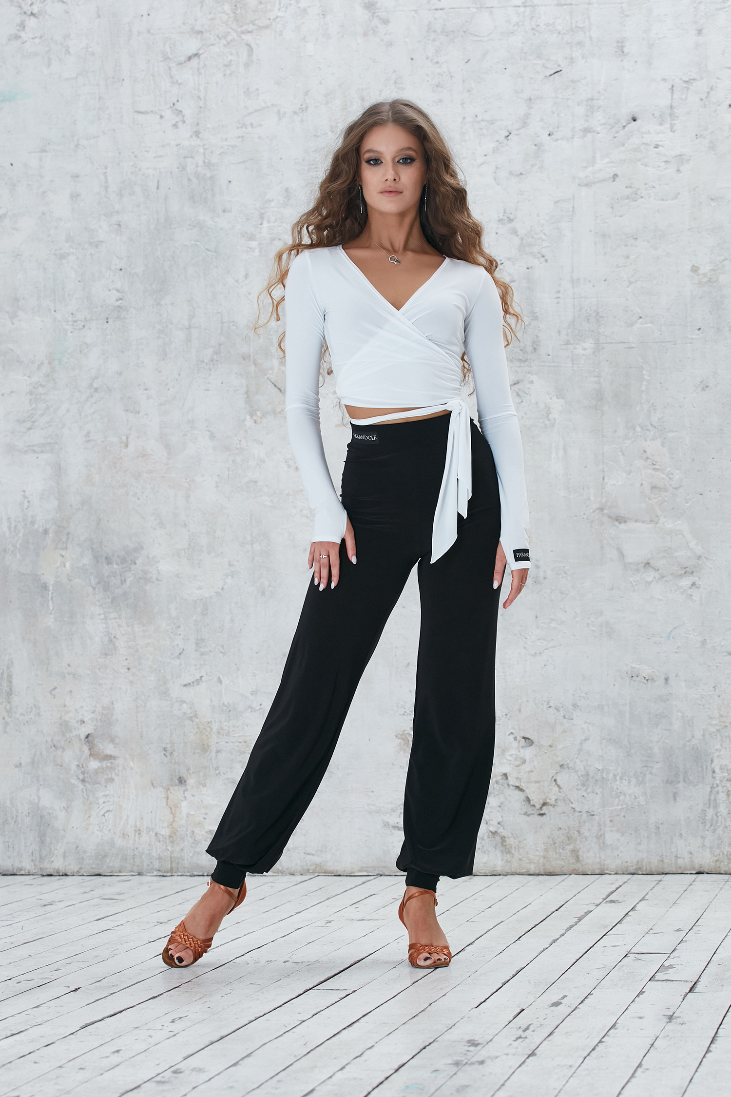 Брюки на высокой талии с манжетами