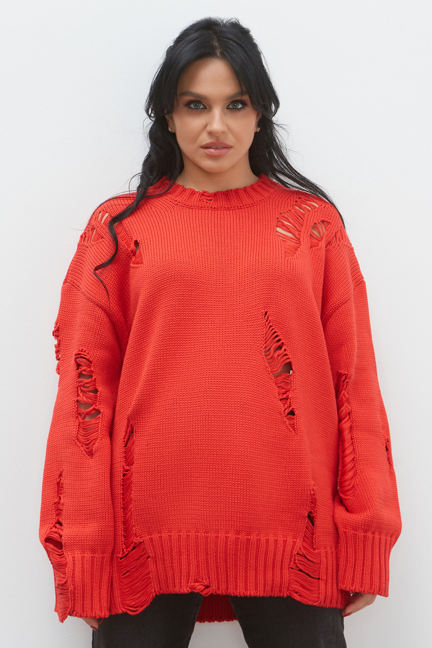 Джемпер с дырами и протяжками (красный)