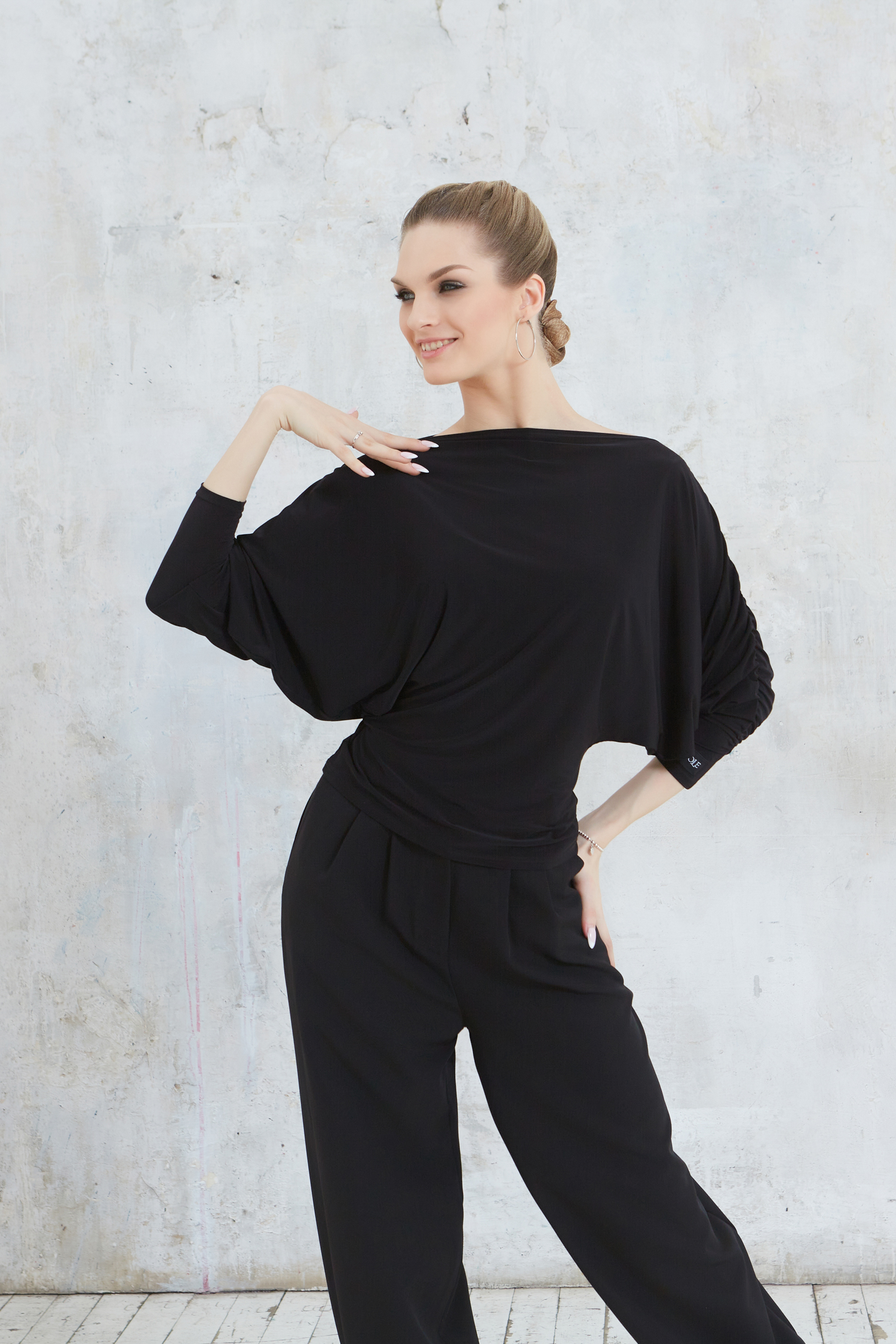 Блузка летучая мышь со сборкой на рукавах (черный)