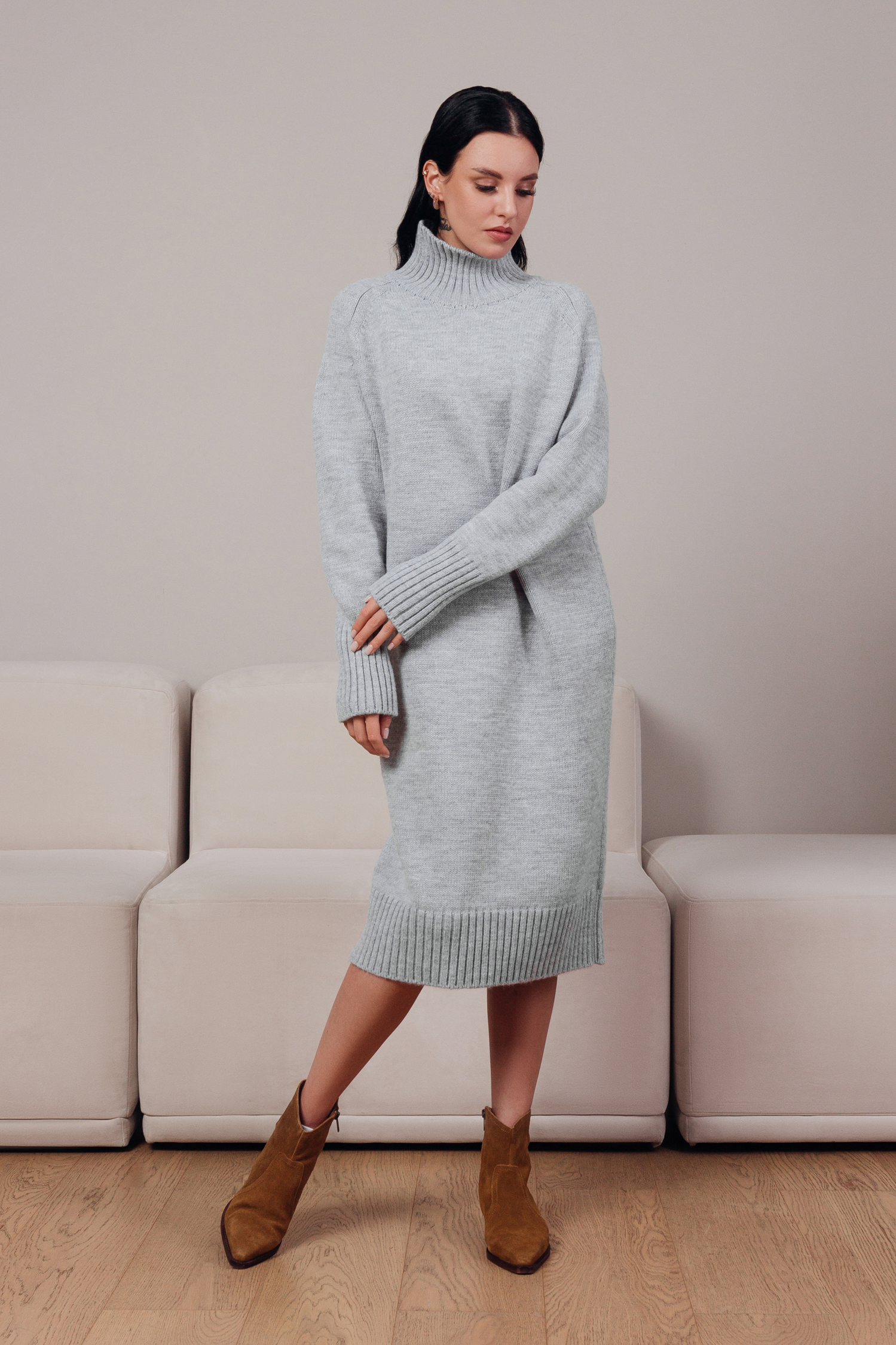 Платье трикотажное с воротом (серый)