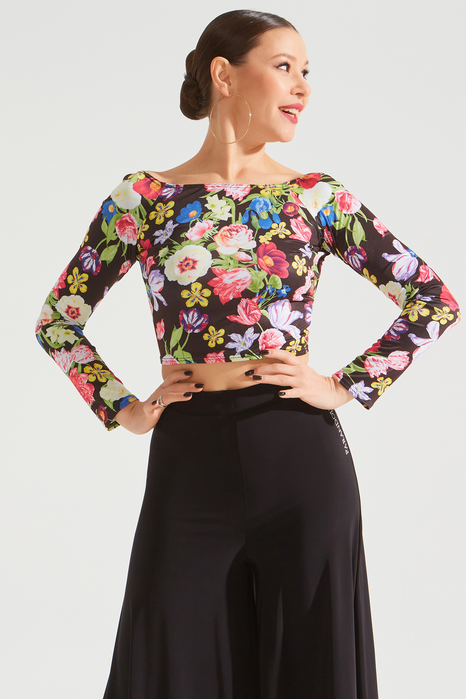 Блузка с заниженной линией плеча (цветы)