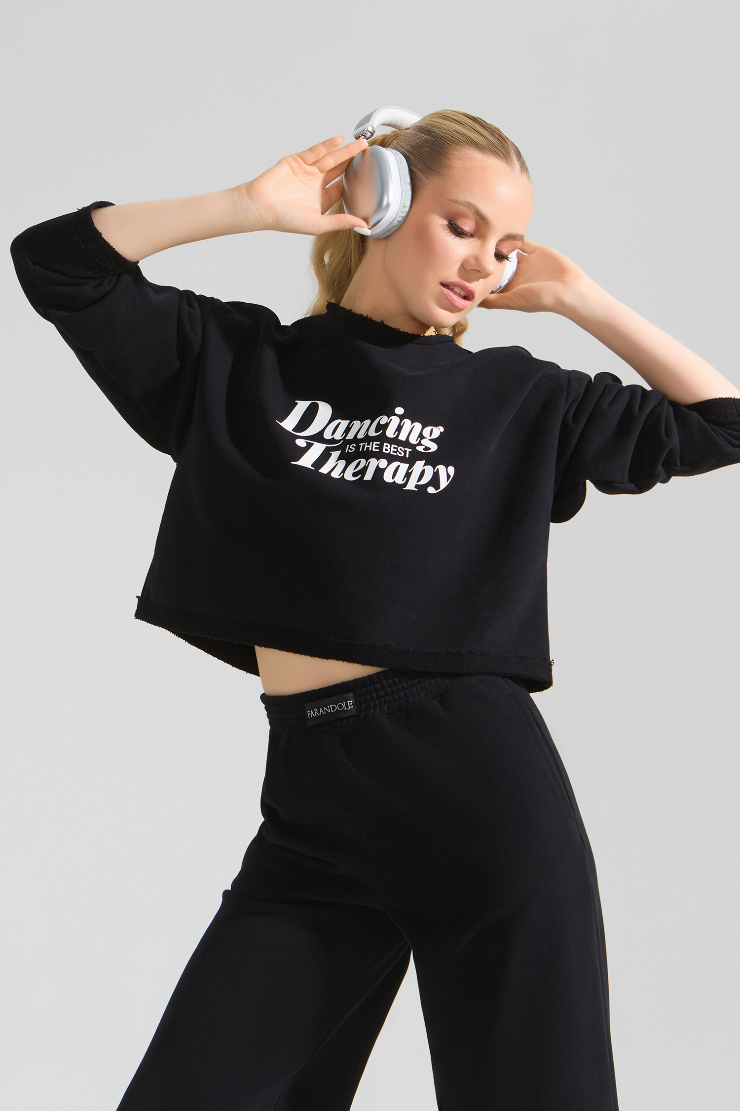 Свитшот короткий "Dancing is the best Therapy" (черный)