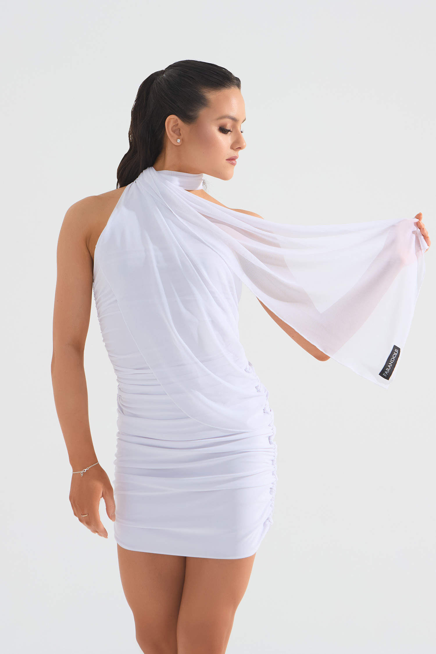 Платье мини со сборкой и сеткой