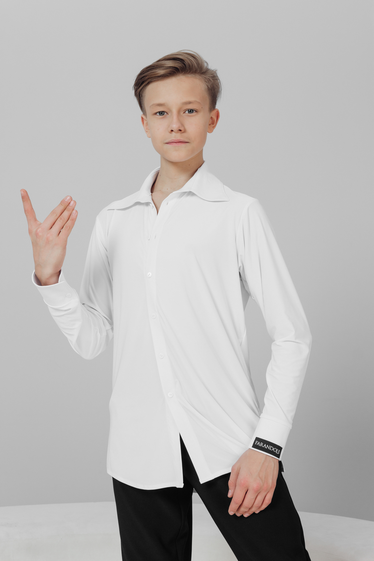 Рубашка с длинными рукавами и разрезами