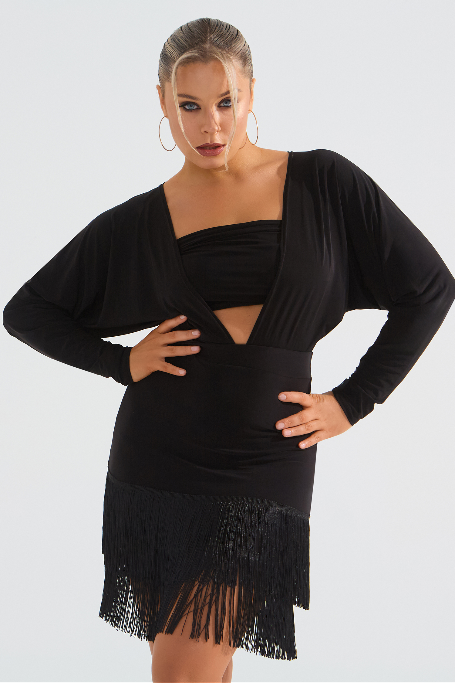 Платье с бахромой и широкими рукавами