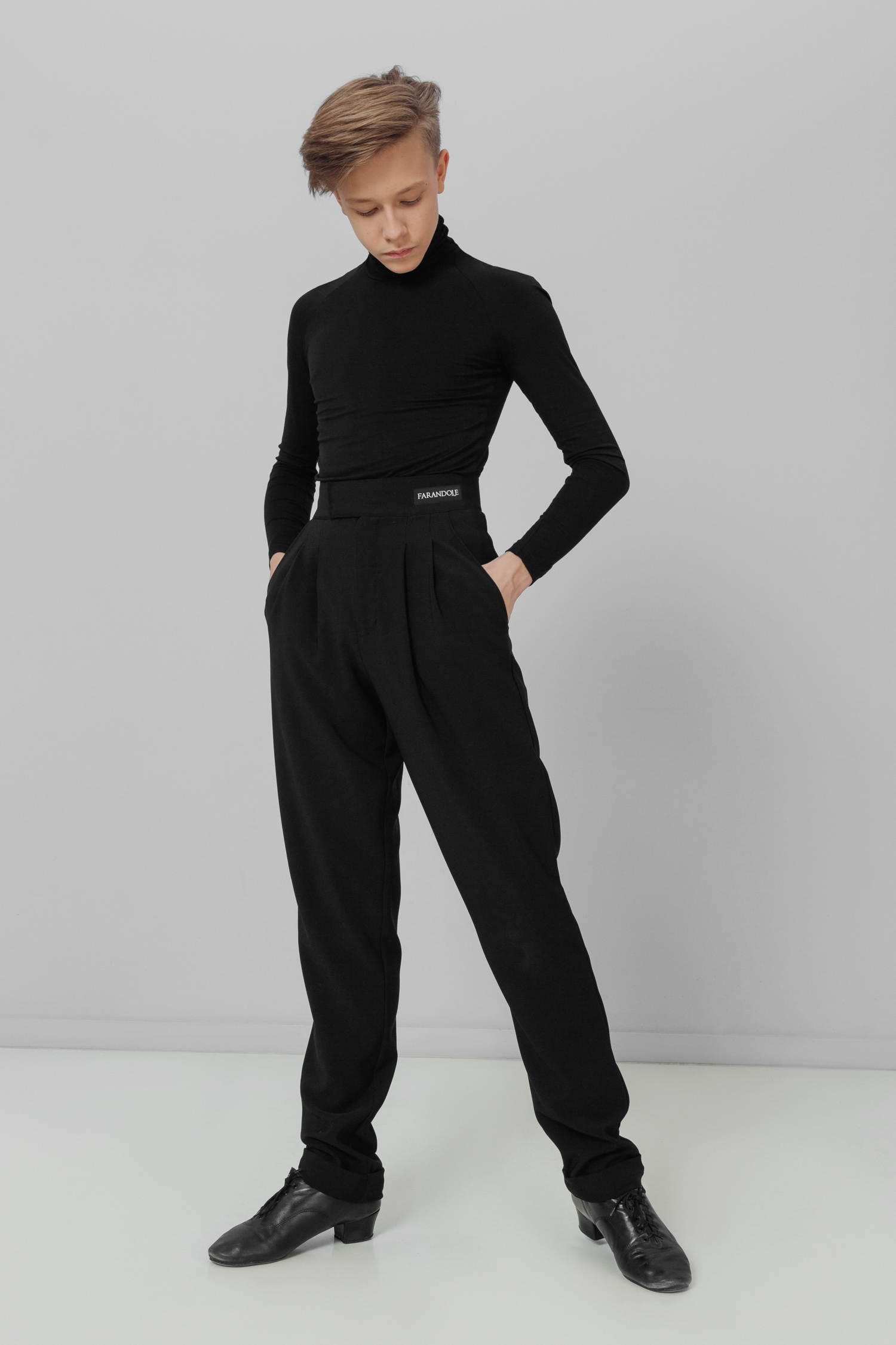 Брюки на широком поясе с застроченными складками и манжетом