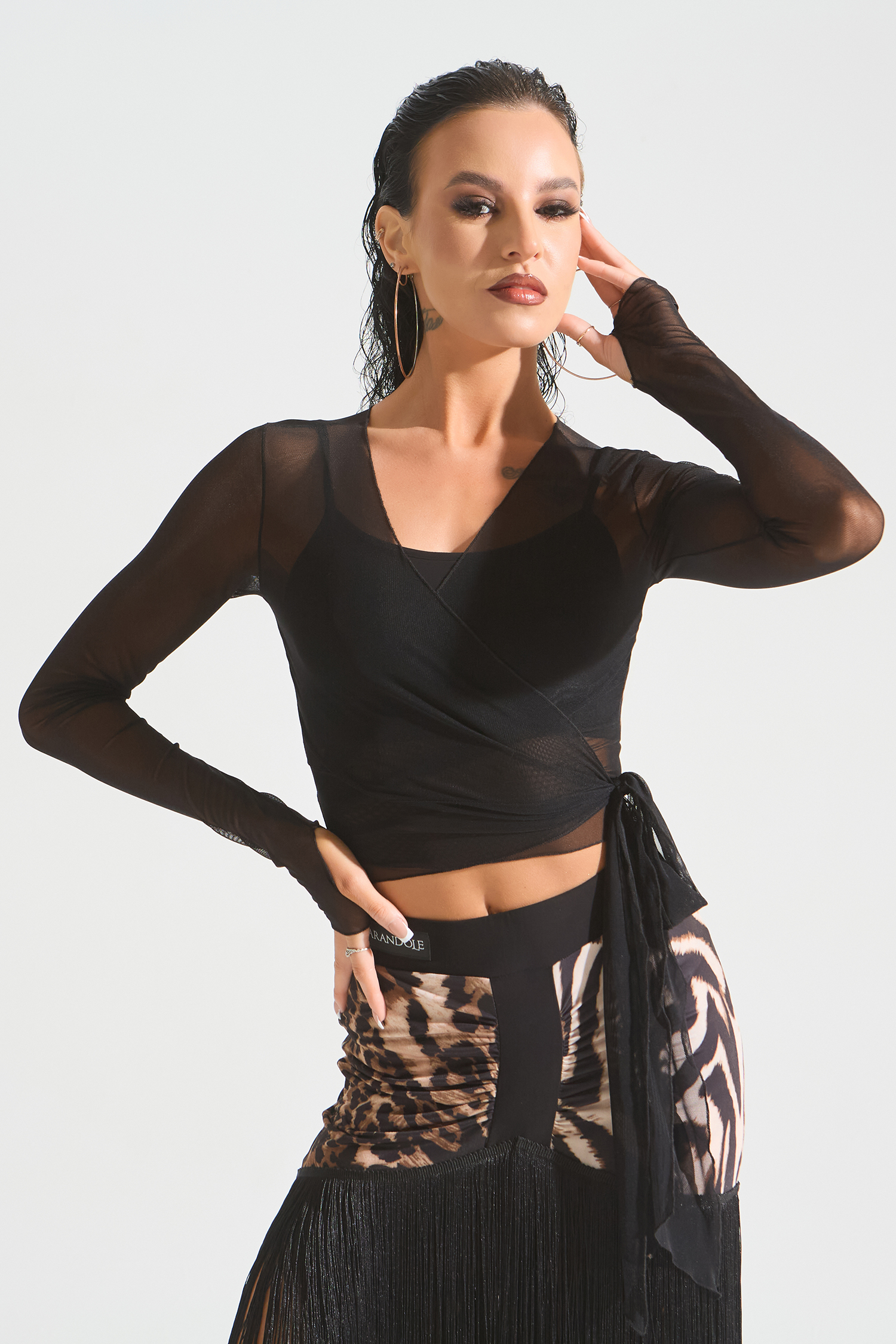 Блузка укороченная из сетки на запах (черный)