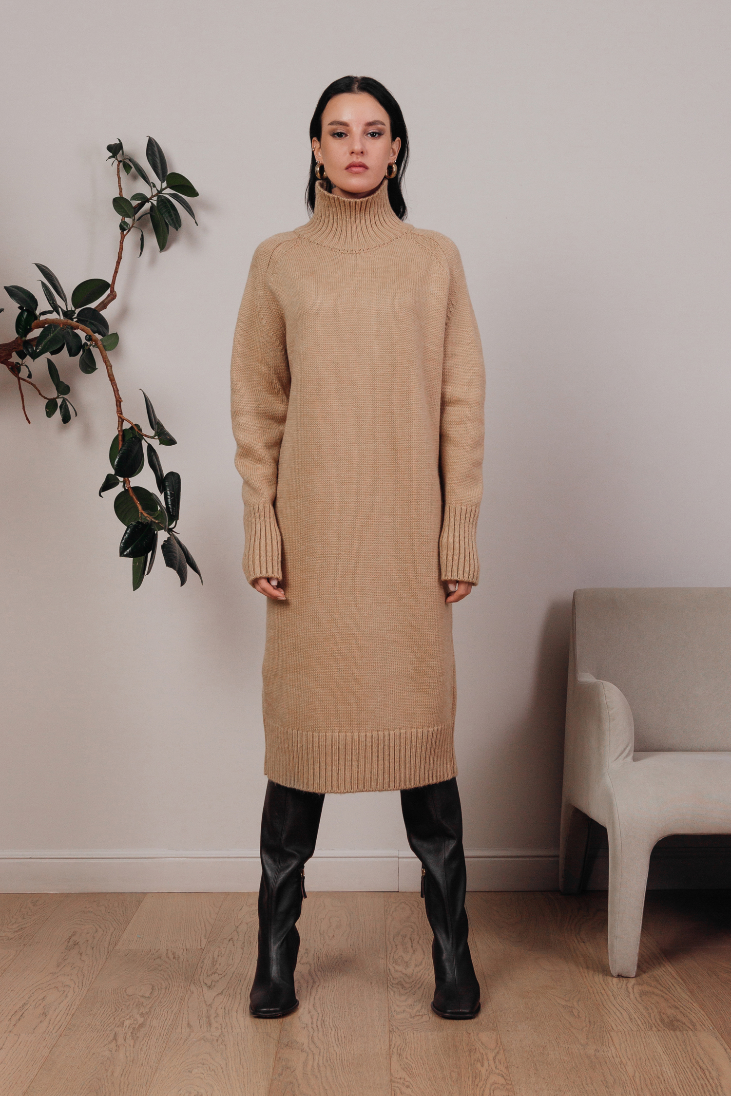 Платье трикотажное с воротом (бежевый)