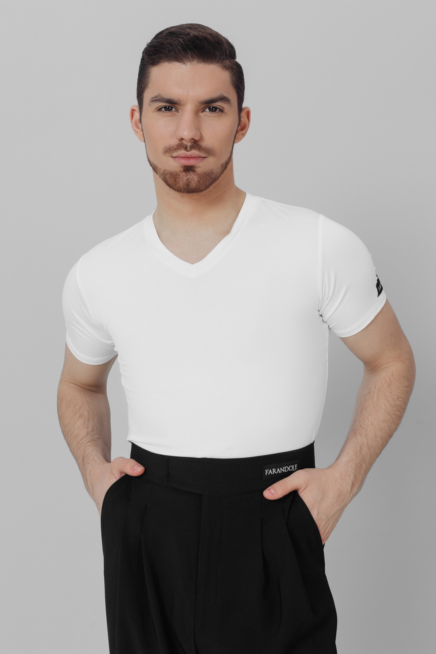 Футболка мужская облегающего силуэта с V-образным вырезом белая
