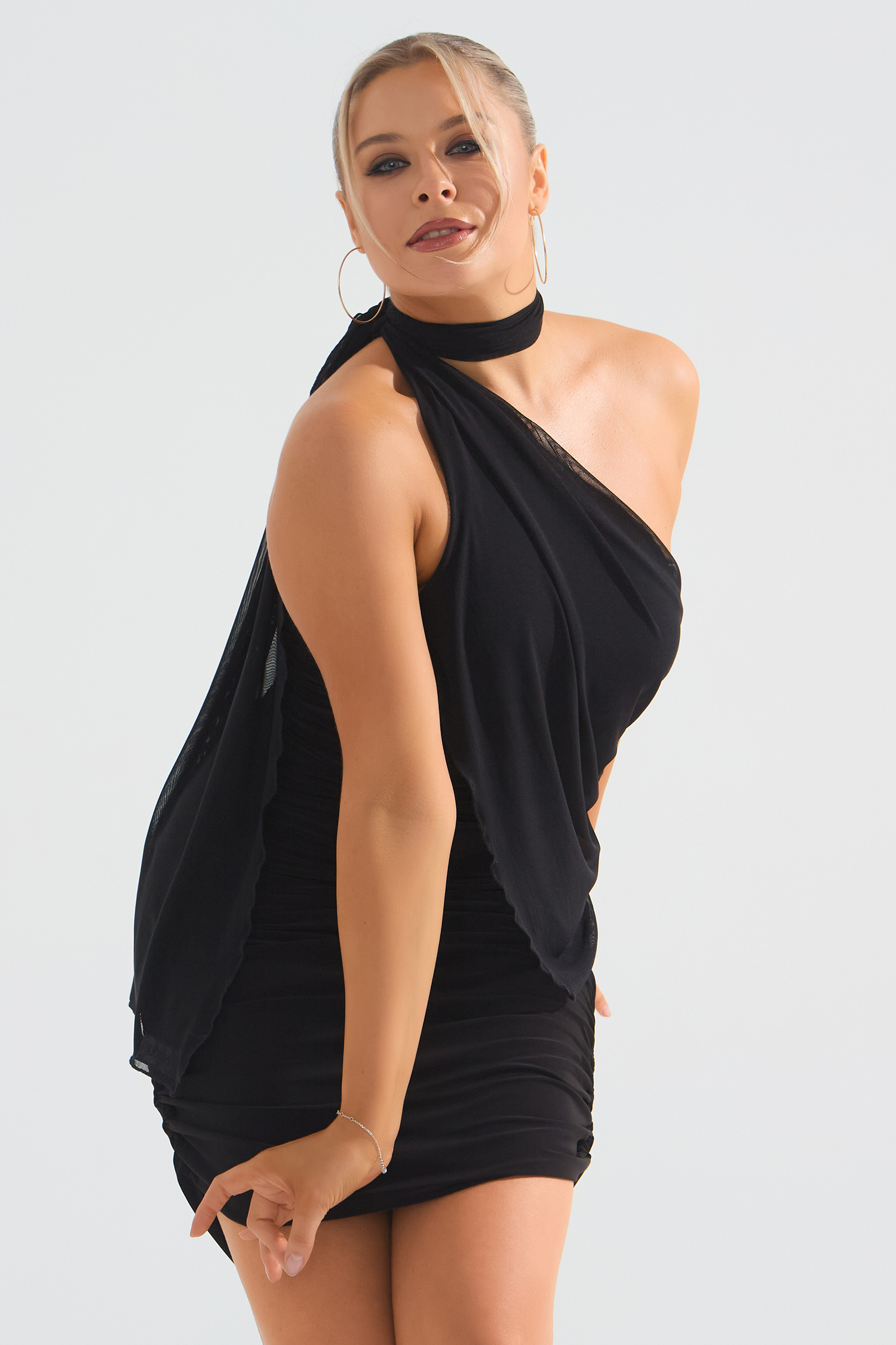 Платье мини со сборкой и сеткой