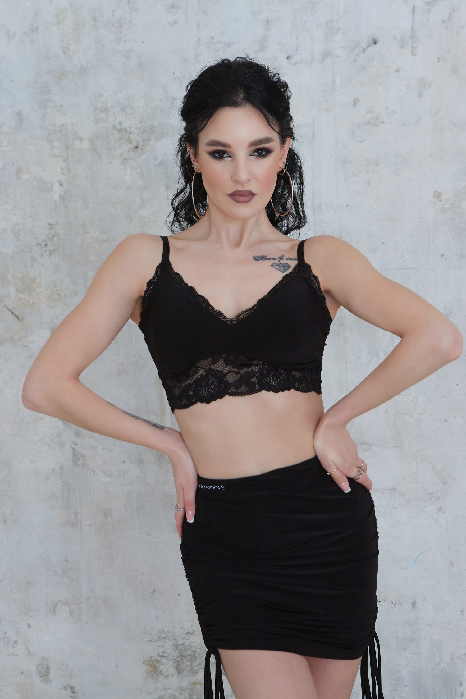 Топ с кружевом и чашками черный