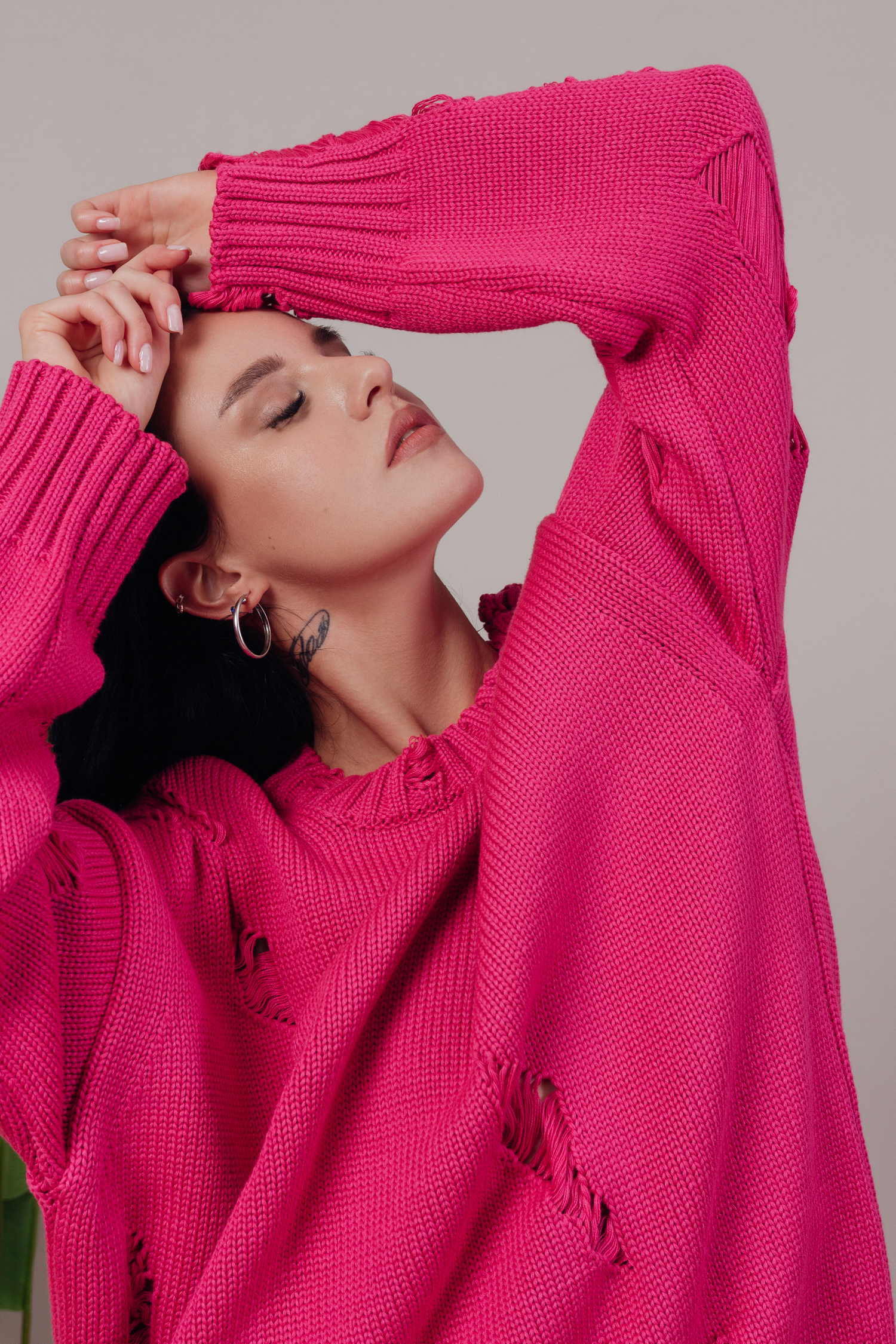 Джемпер с дырками и протяжками (фуксия)