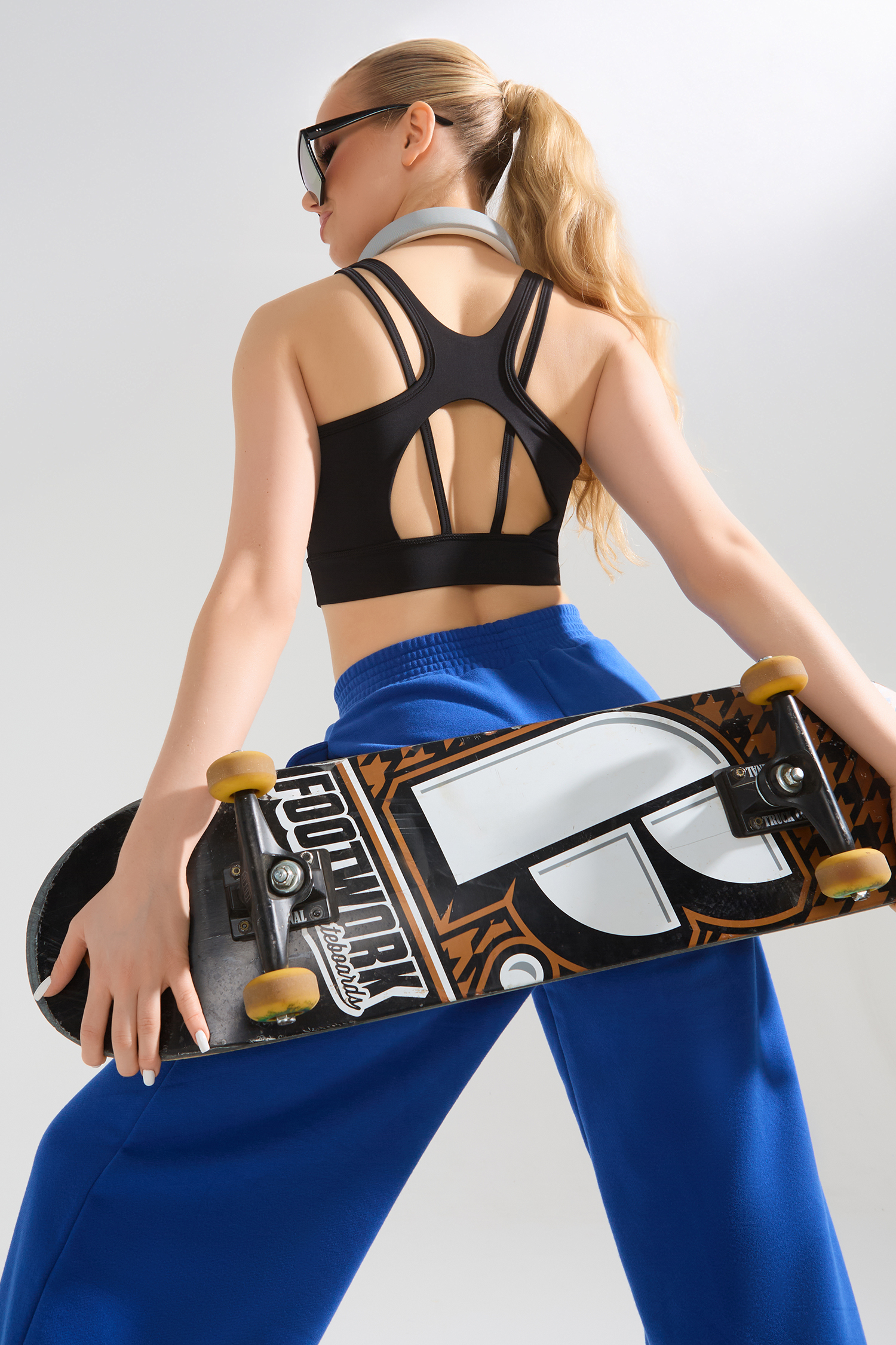 Топ с руликами на спине (черный)