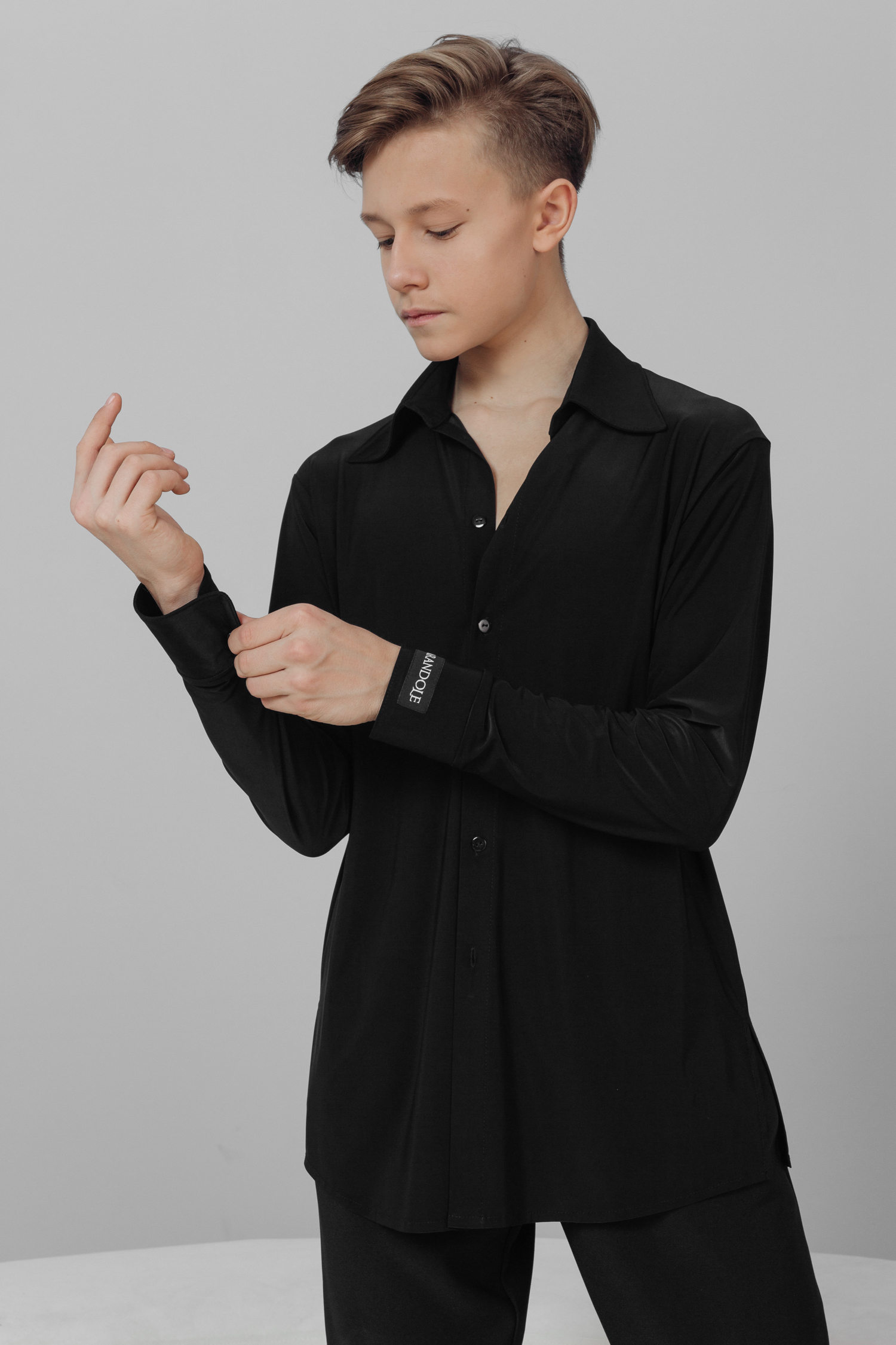 Рубашка с длинными рукавами и разрезами