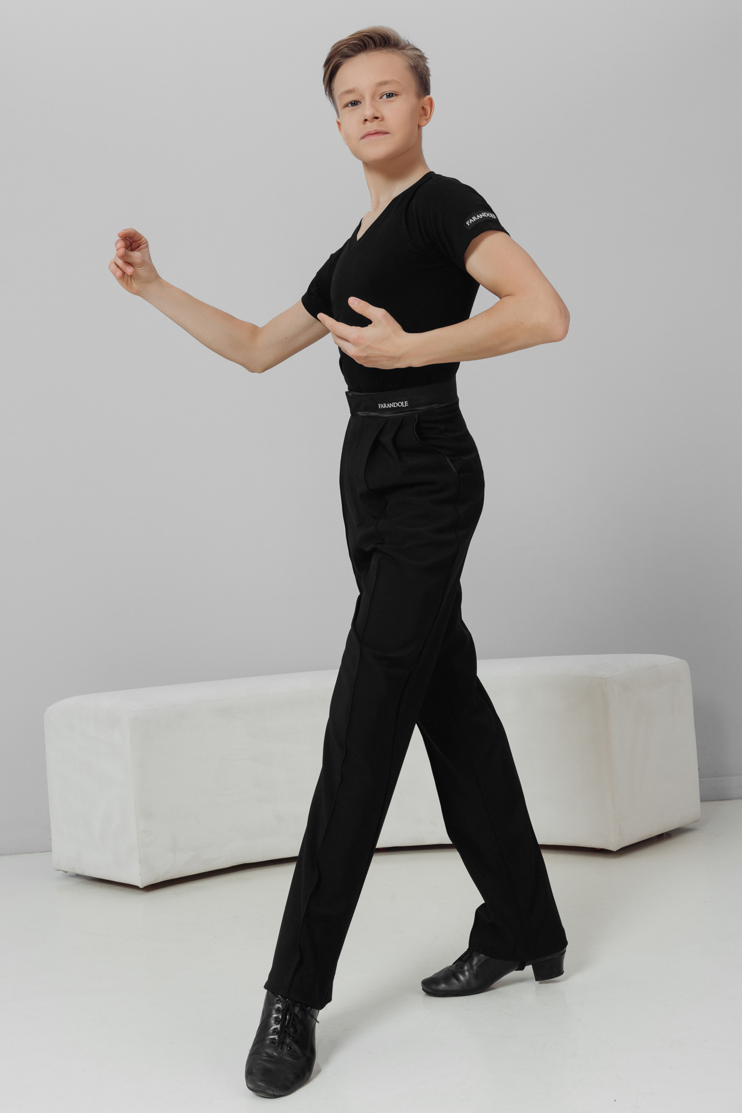 Брюки классические с атласной отделкой и отстроченными стрелками