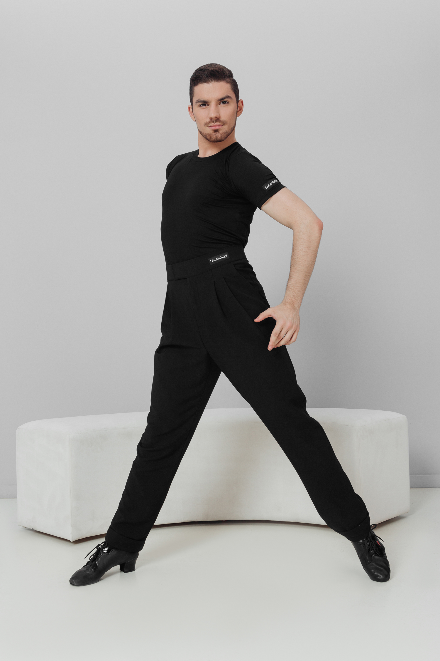 Брюки на широком поясе с застроченными складками и манжетом