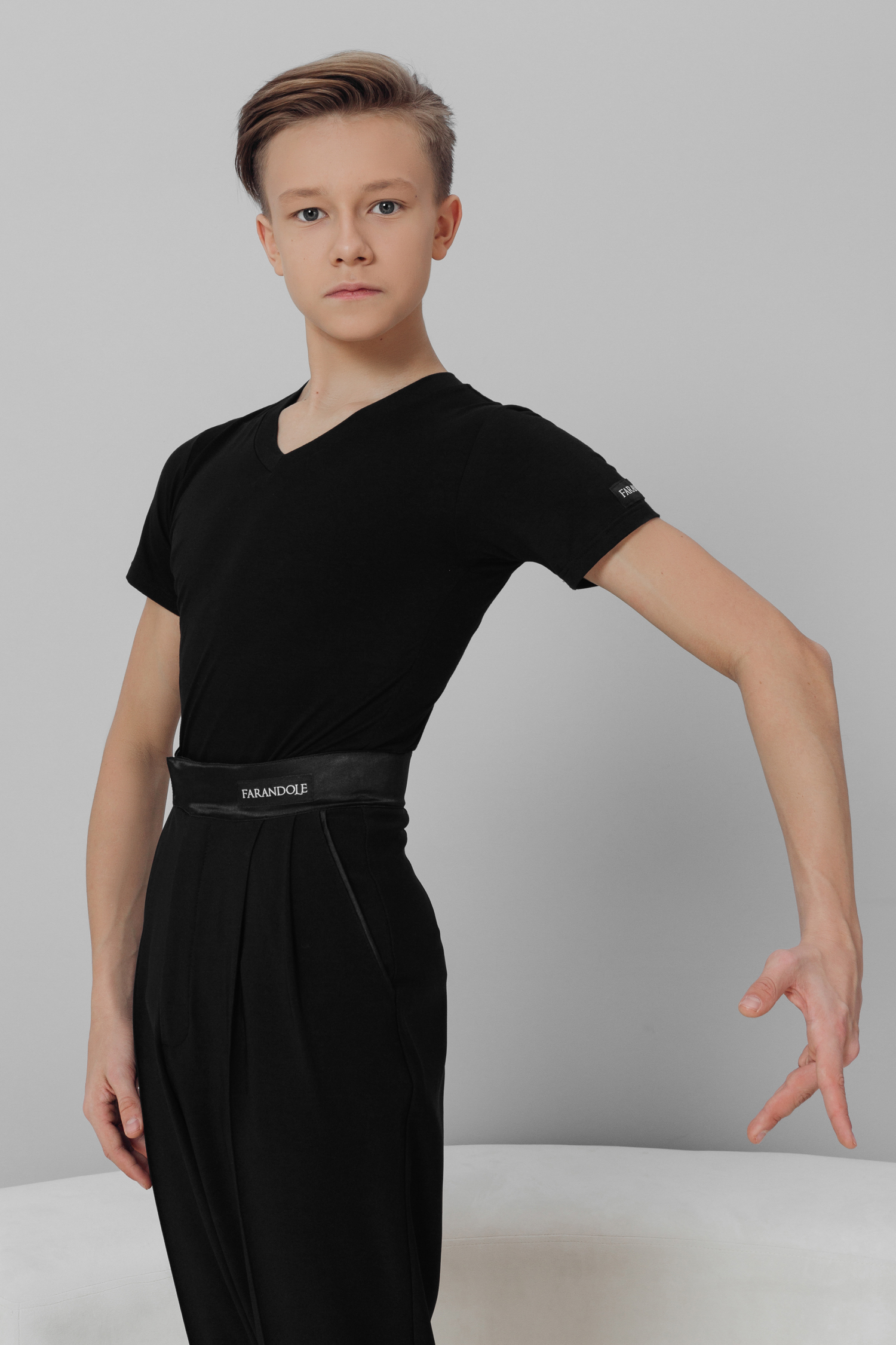 Футболка облегающего силуэта с V-образным вырезом черная