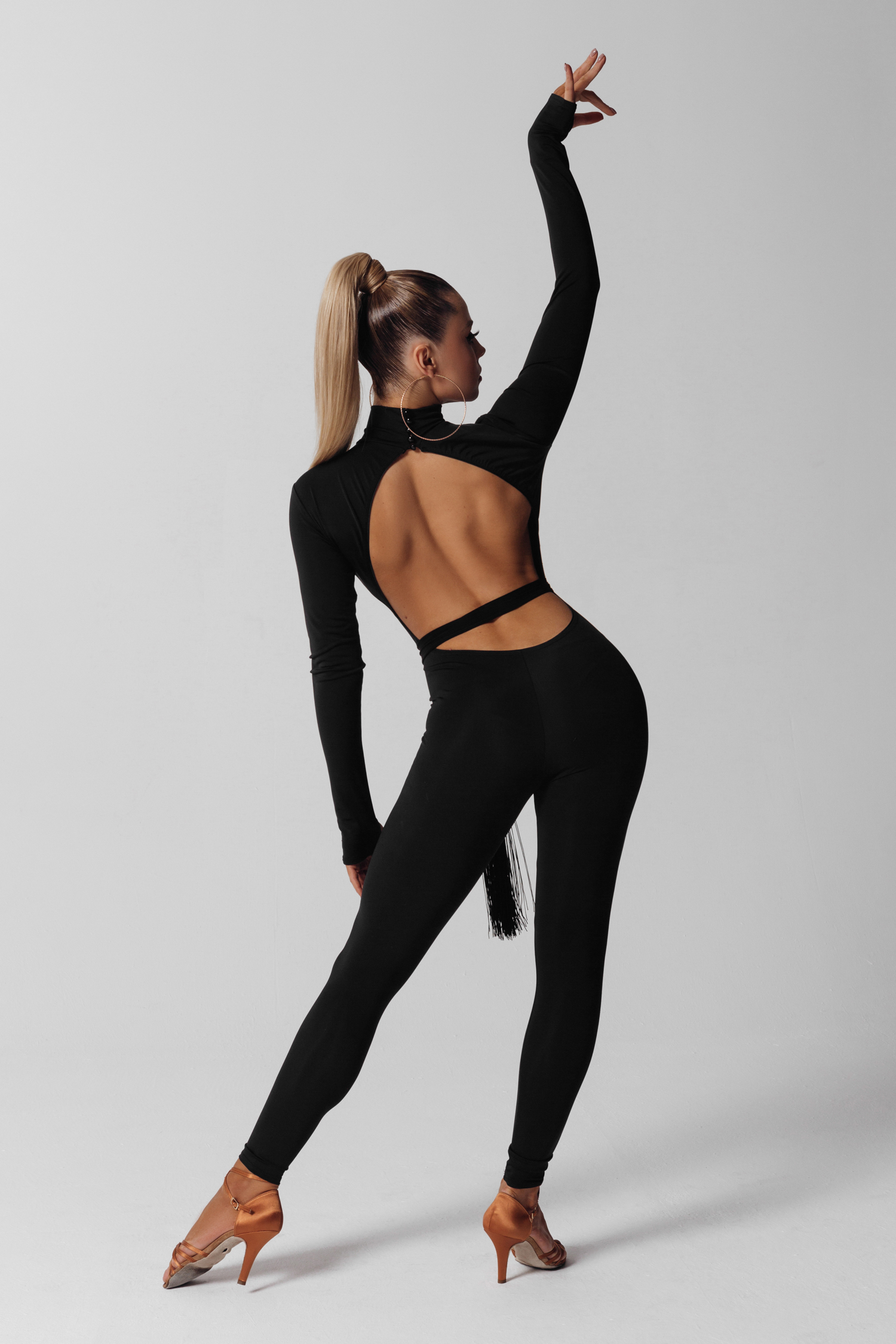 Комбинезон со стойкой и открытой спиной