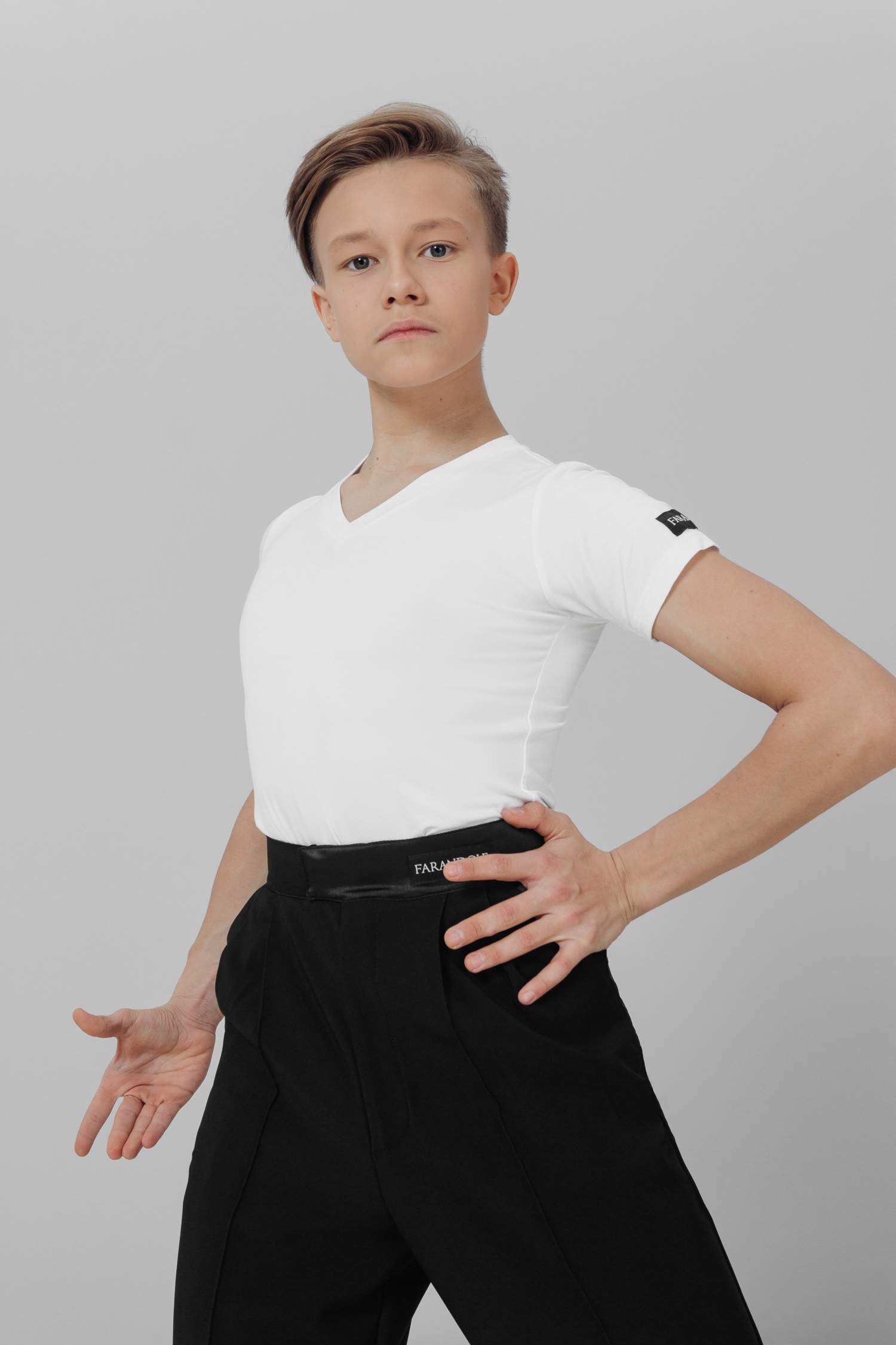 Футболка облегающего силуэта с V-образным вырезом белая