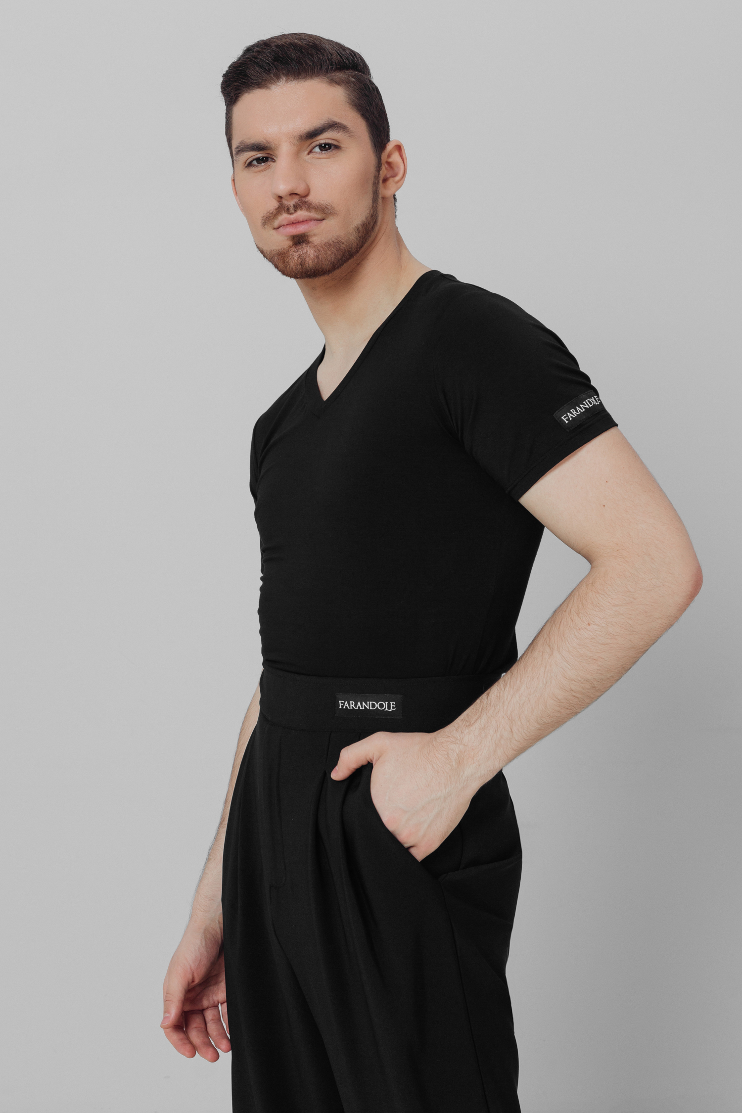 Футболка мужская облегающего силуэта с V-образным вырезом черная