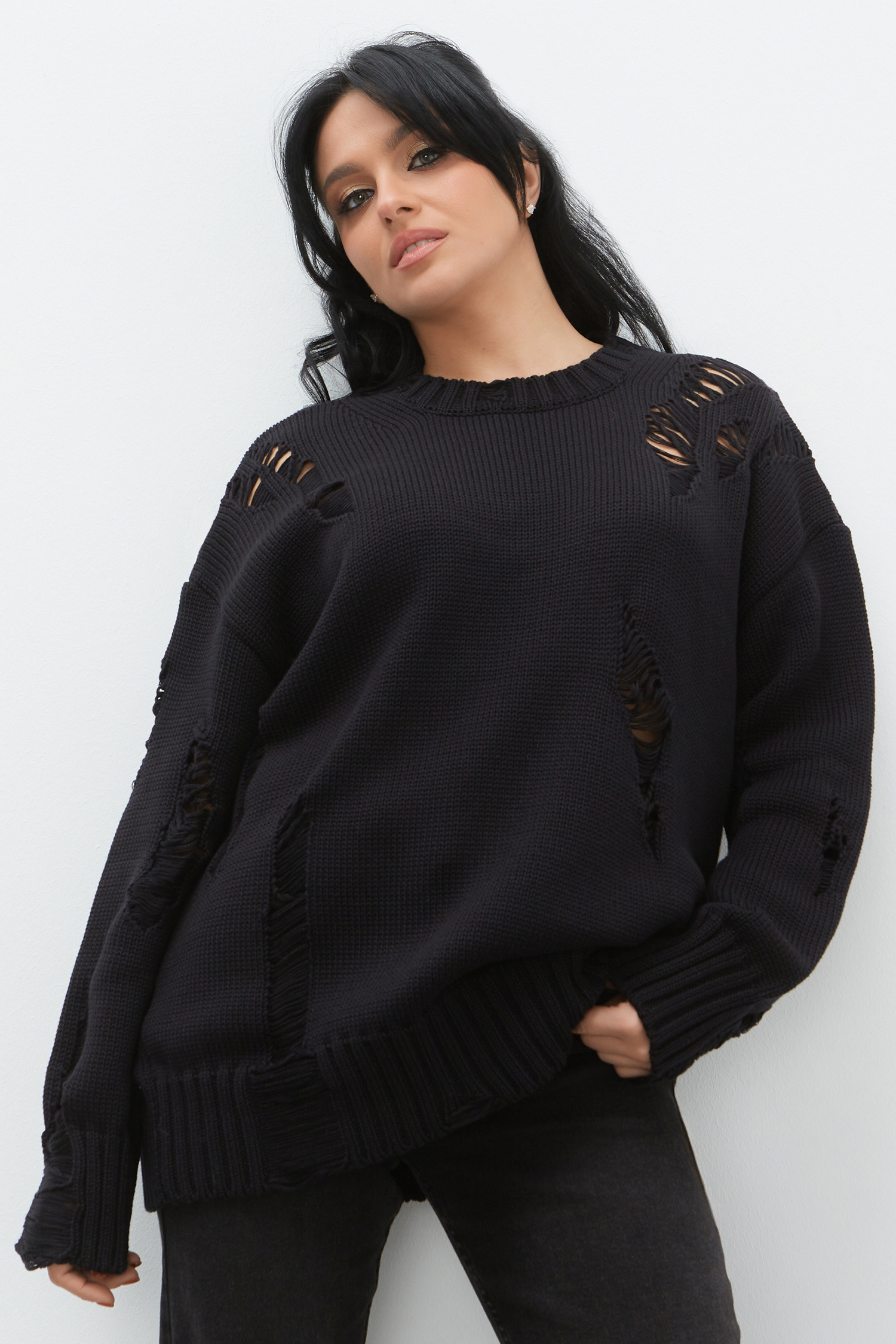 Джемпер с дырками и протяжками (черный)